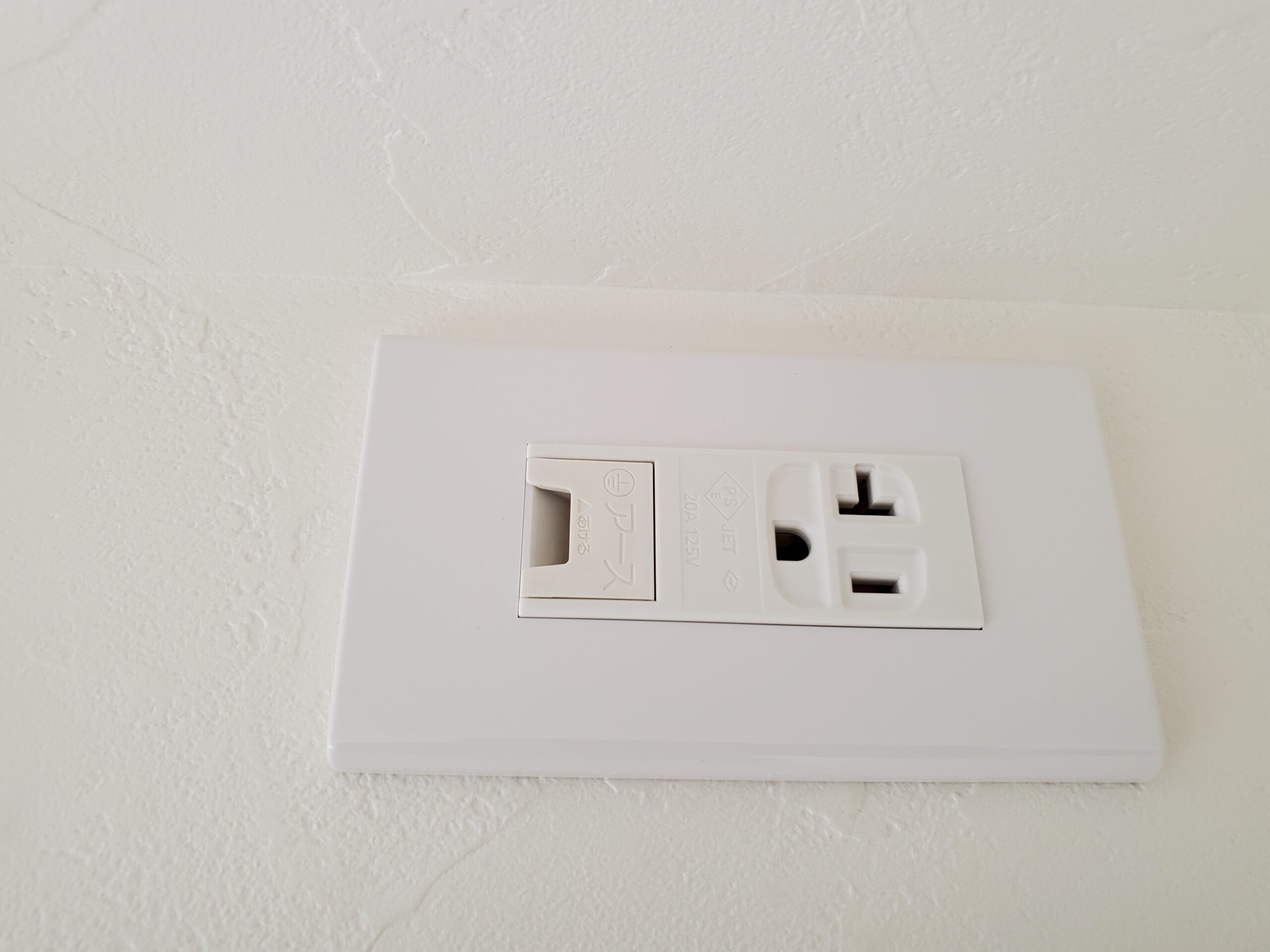 丸亀市戸建て新築現場にて配線器具・照明器具取り付け工事！